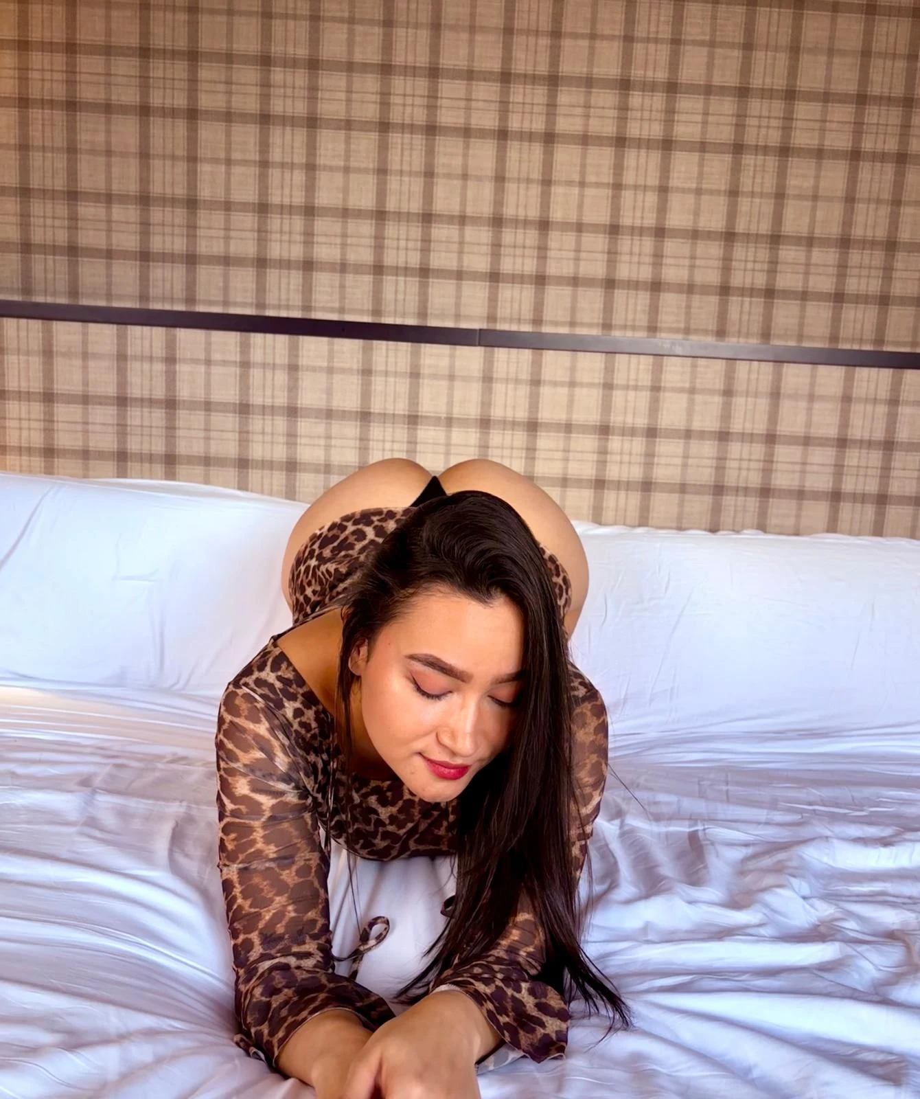 Mia — 2 / 6