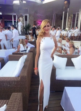 Italian Expat Caroline — 2 / 5