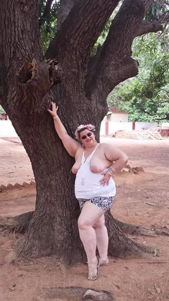 Tina, Squ*rtkönigin, Escort, Hof