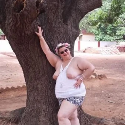 Tina, Squ*rtkönigin, Escort, Hof