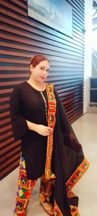 Nayna, Escort, Sohar