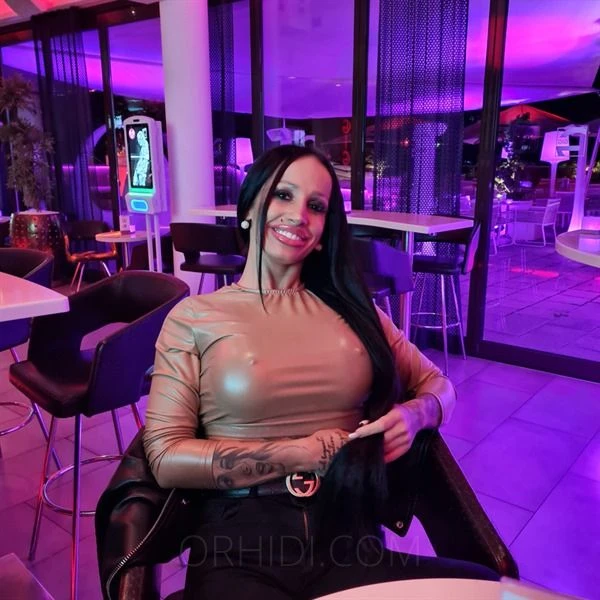 Michelle — 3 / 6