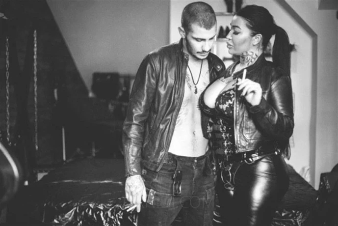 Domina Vicky — 21 / 24