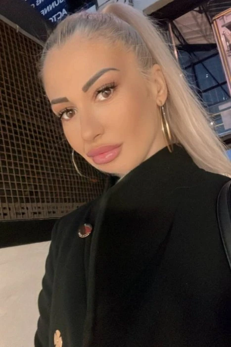 Makenzie — 5 / 9