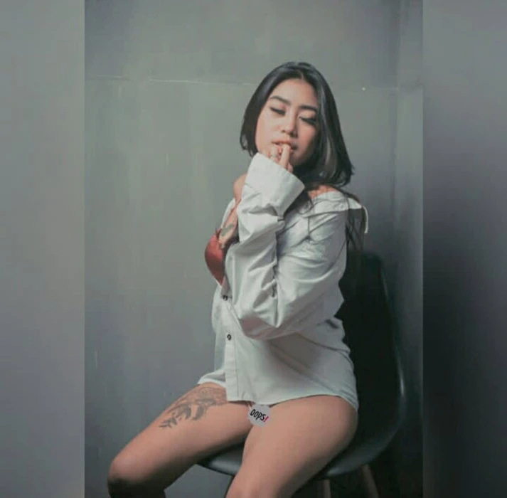 Maura — 2 / 3