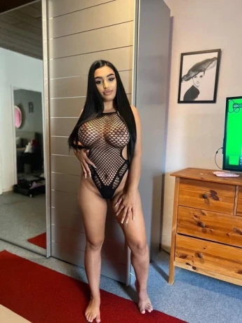 Yasmina Topservice — 1 / 5