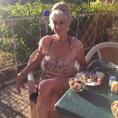SOPHIE HAUSFRAU MIT SEXY RAUER STIMME — 13 / 15
