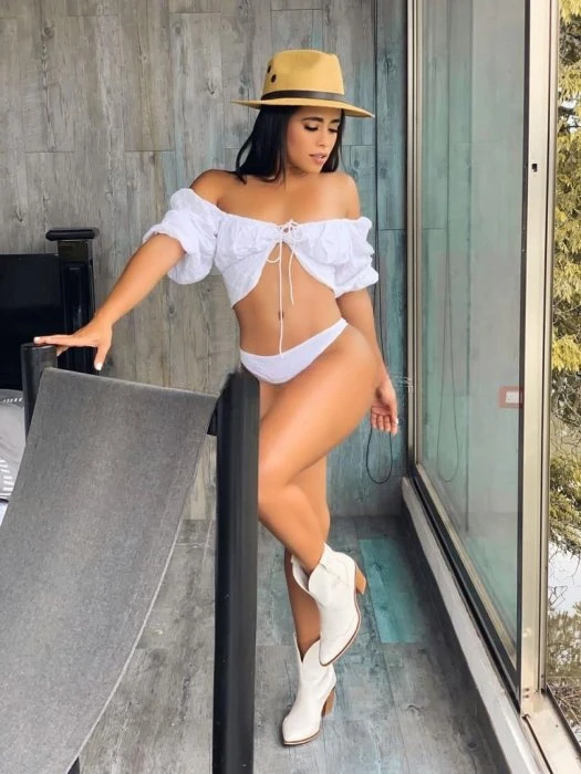 Ana Paula — 2 / 4