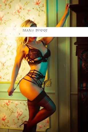 Maya Ricci — 3 / 12