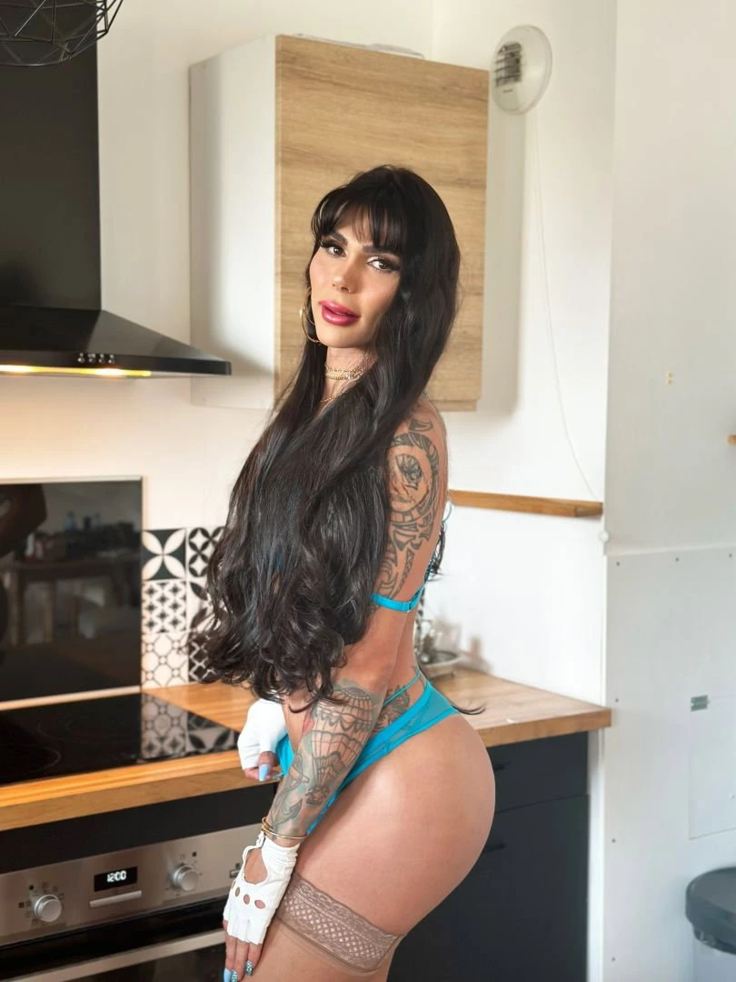 Bella LATINA — 4 / 12