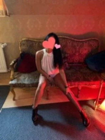 Simone im Girls-Haus 19 — 4 / 6