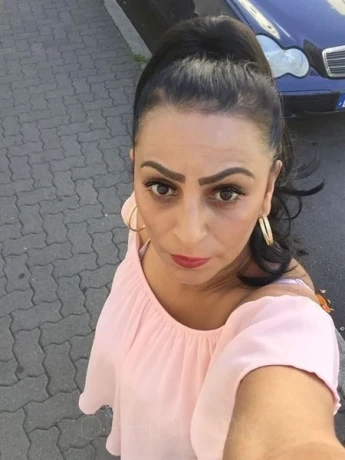 MELISSA BEI HAUS CLUB 69 — 2 / 3