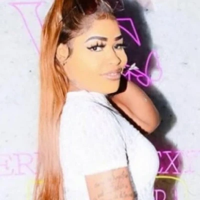 Queen of freak, Escort, Alice Town