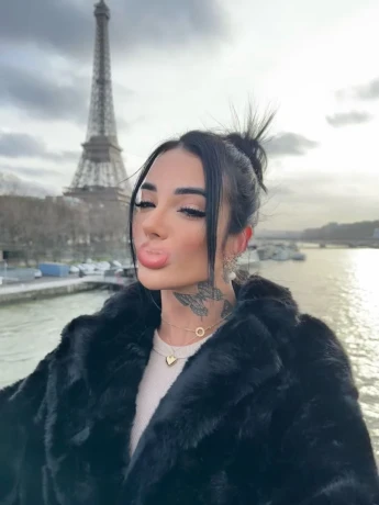 Caroline Martins — 4 / 12