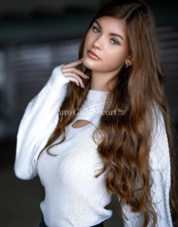 Becky — 1 / 4