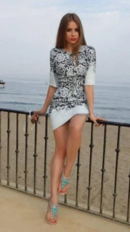 Bella young — 2 / 5