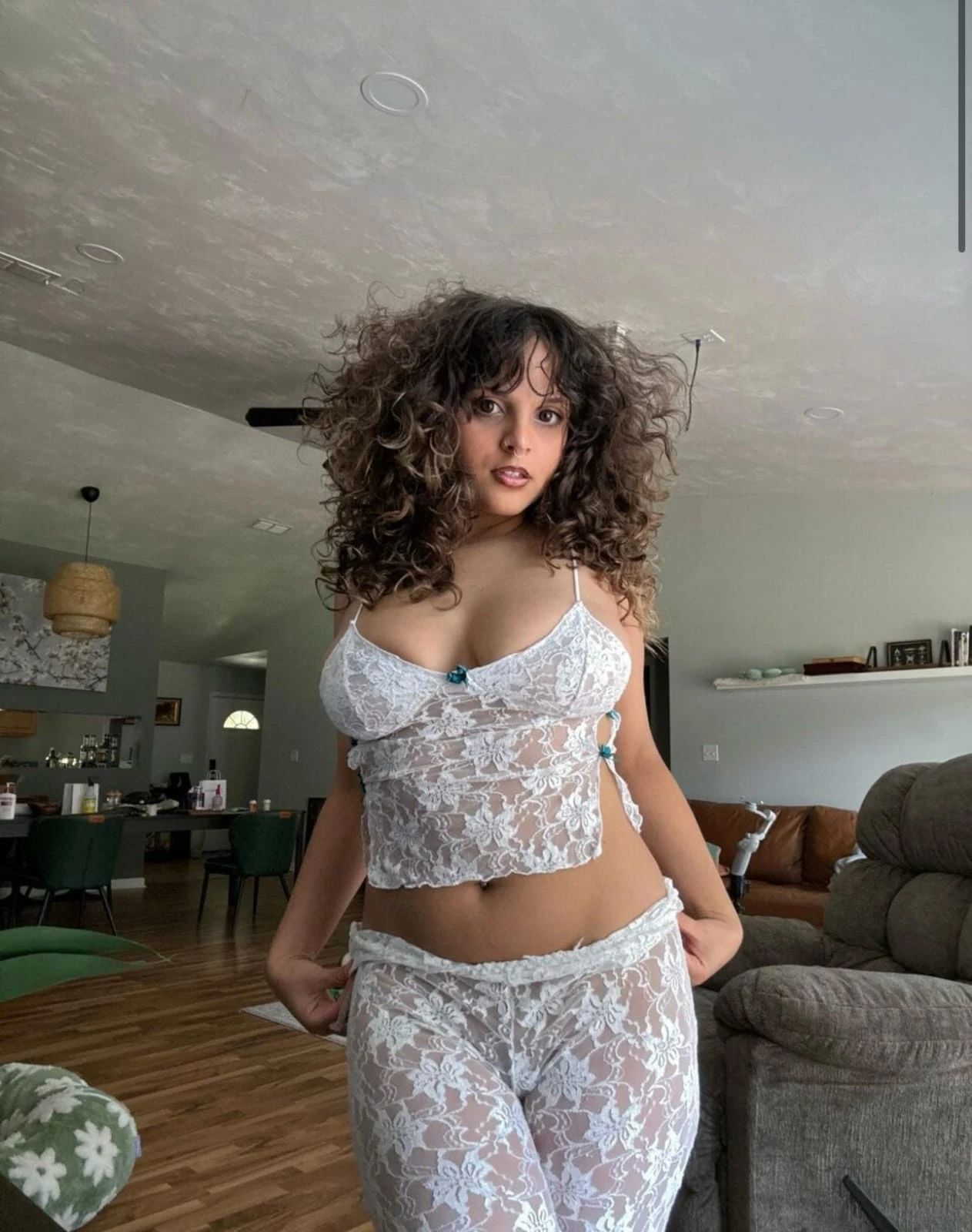 Julie — 2 / 3