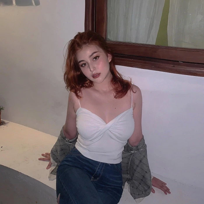 Emily — 2 / 4