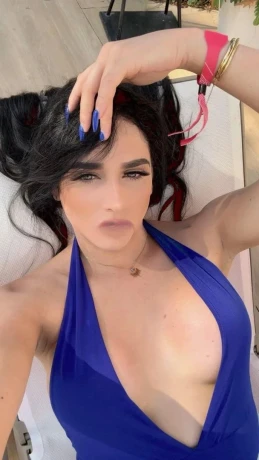 Vanessa Nakary — 1 / 8