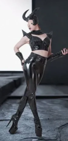 Lady Alexis — 3 / 4