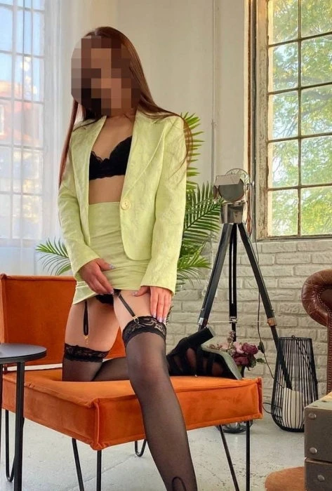 Laura — 2 / 11