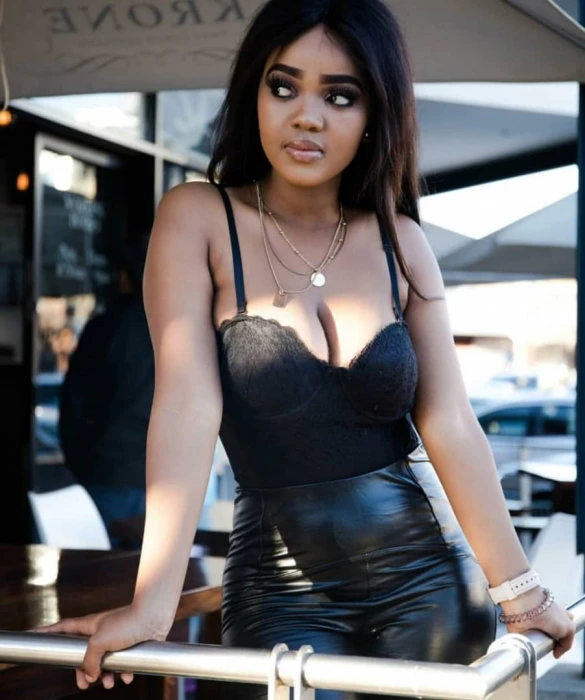 Sexy Zoe — 2 / 5