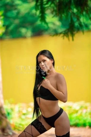 Lina im Studio Royal — 6 / 12