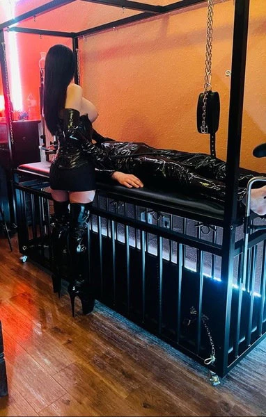 Lady Emmi — 3 / 5