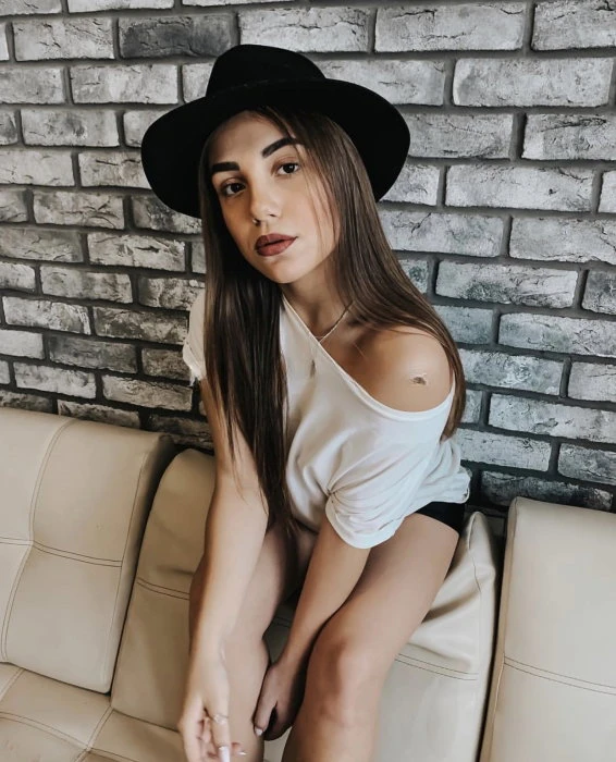 Karina — 3 / 4