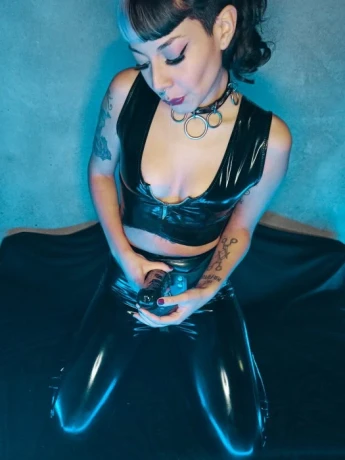 Mistress Venus — 2 / 3