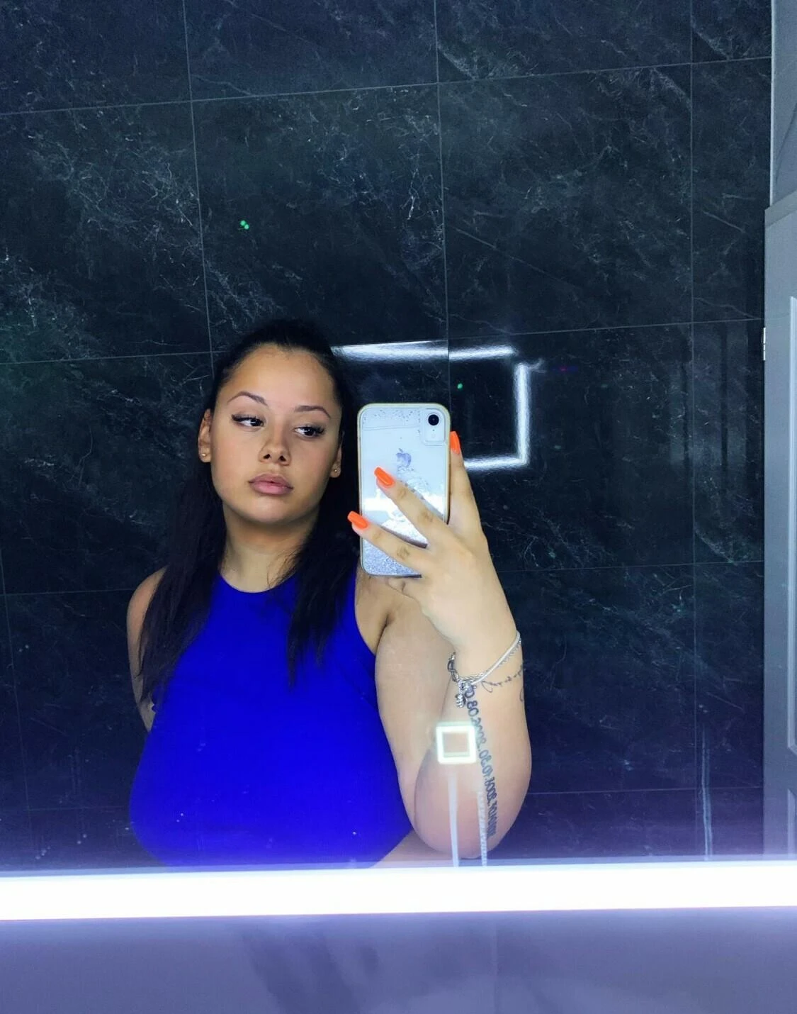 Luna — 2 / 8