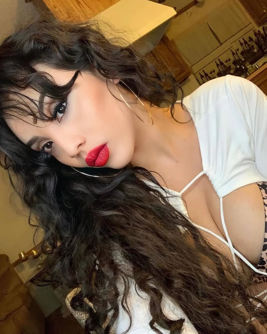Laura — 2 / 3