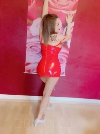 Sara AV Top Massage — 4 / 6