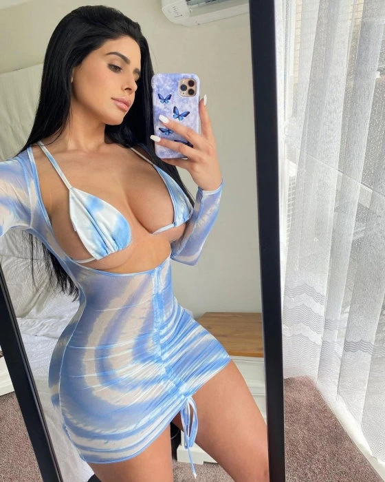 Bella — 2 / 3