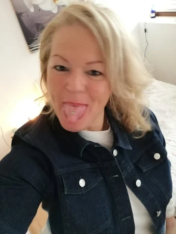 Nymphomane Kurvige Molly — 1 / 3