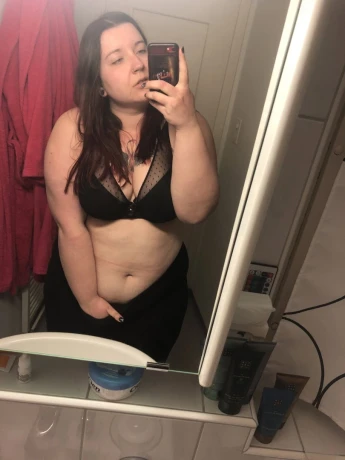 Wieder Aktiv Molliges Girl Verkauft Heisse Fotos Videos — 1 / 3