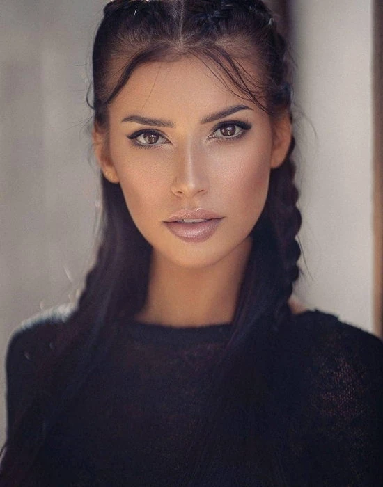 Alisha — 3 / 4