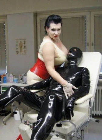 Queen Mona / Fr. Dr. Mona — 8 / 14