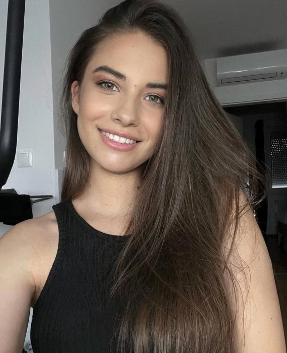 Beneta, Escort, Paris