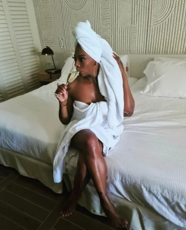 Hot black girl — 6 / 8