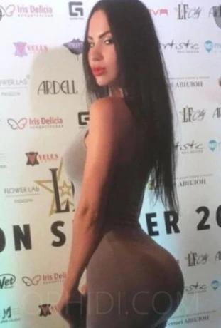 Model Dora — 2 / 3