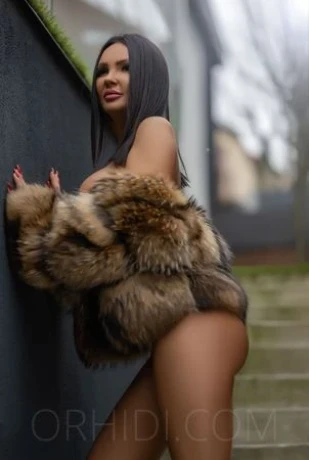 Alessia  heiße  Sexbombe — 21 / 24