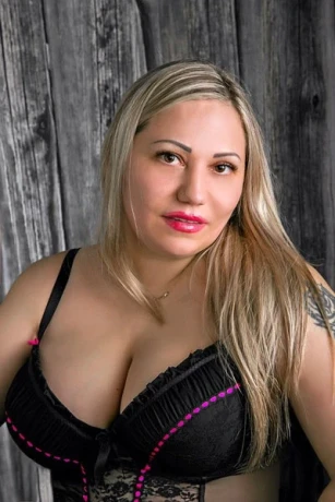 Alicia Ganz Neu — 3 / 4