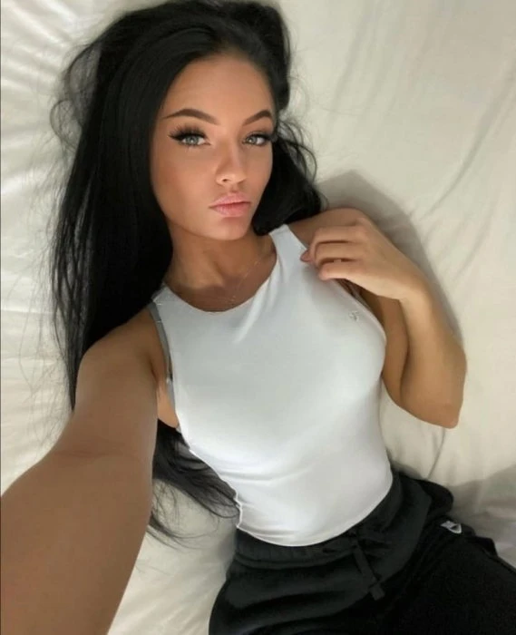 Avrora, Escort, Milan