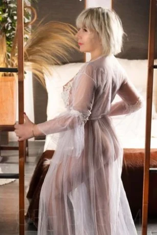 NEU! Adriana — 4 / 5