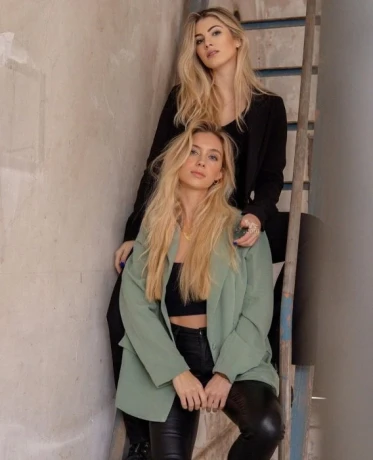 Trudy & Carmela "duo with girl" — 1 / 5