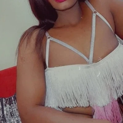 Dione, Escort, Ahmadi