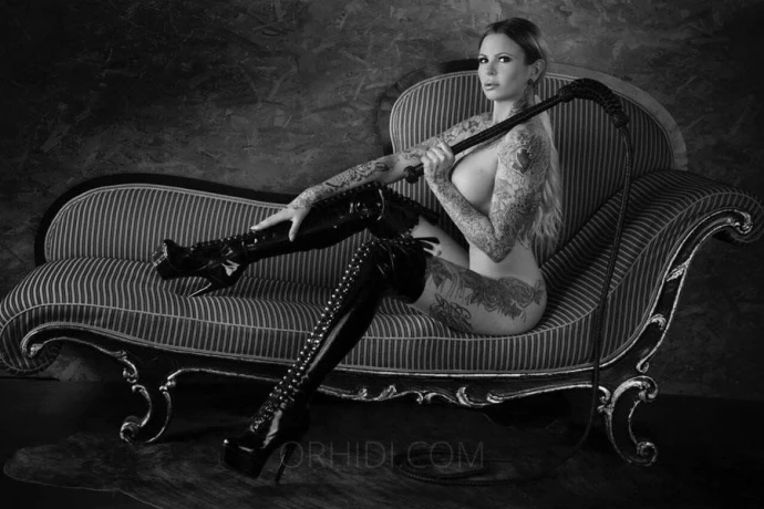 LADY AMALIA — 1 / 3