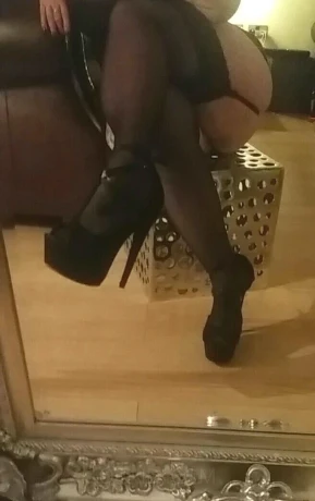 Miss Holly Hypnotic  — 2 / 3