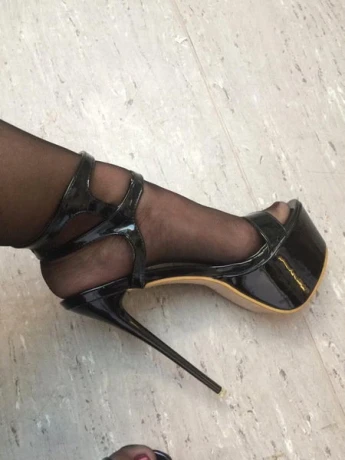 BIZZARLADY — 14 / 24